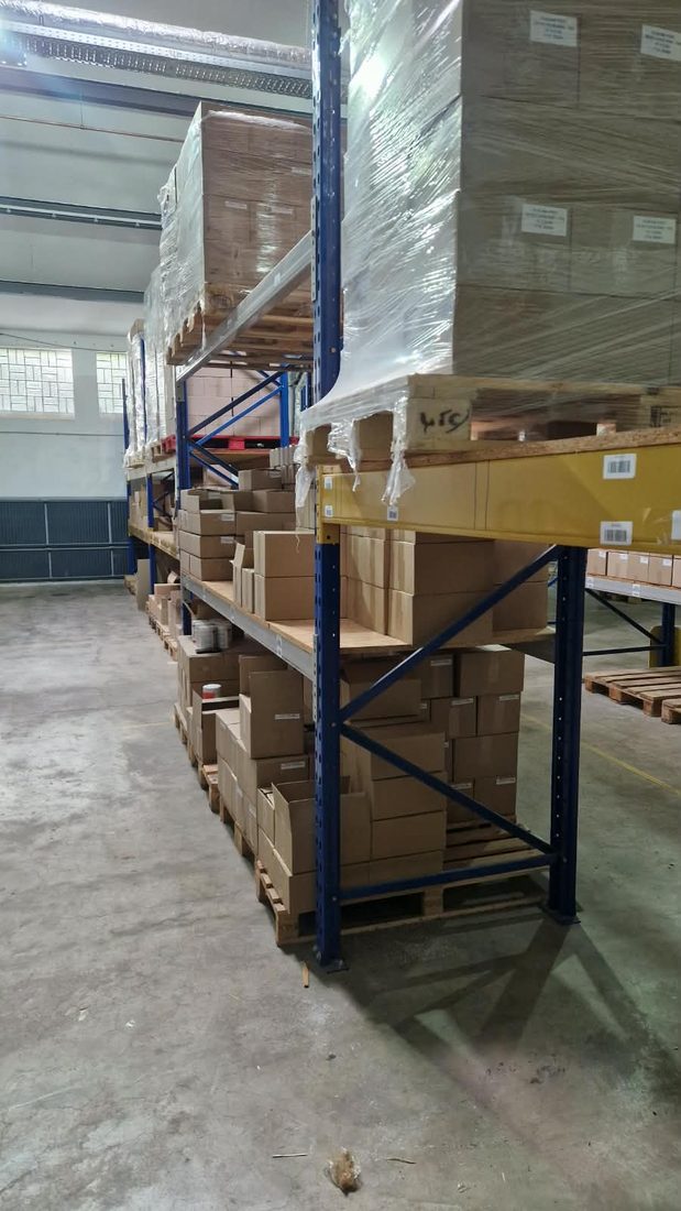 Palettenregal mit gestretchter Ware und Kartons in mehreren Ebenen